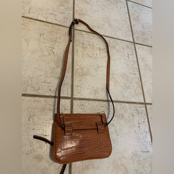 Elegant JustFab Brown Croc-Embossed Crossbody Bag - Picture 5 of 11